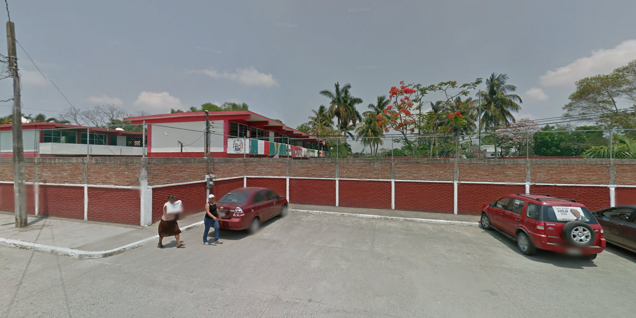 Entrega gobierno de Tuxpan, computadoras conectadas a internet a la secundaria «José Vasconcelos»