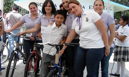 Entrega DIF Tuxpan 44 bicicletas a alumnos con excelencia educativa en Las Pasas.