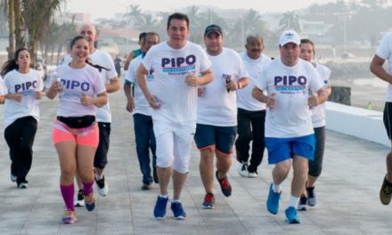 Inicia Pipo su onceavo día de campaña corriendo en el Boulevard de Boca del Río