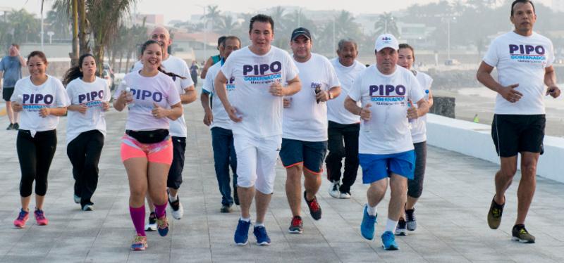 Inicia Pipo su onceavo día de campaña corriendo en el Boulevard de Boca del Río