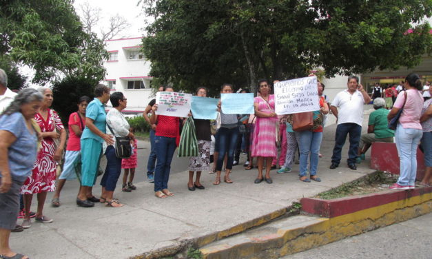 Se manifiestan habitantes de la Mata, exigen reapertura de centro de salud.