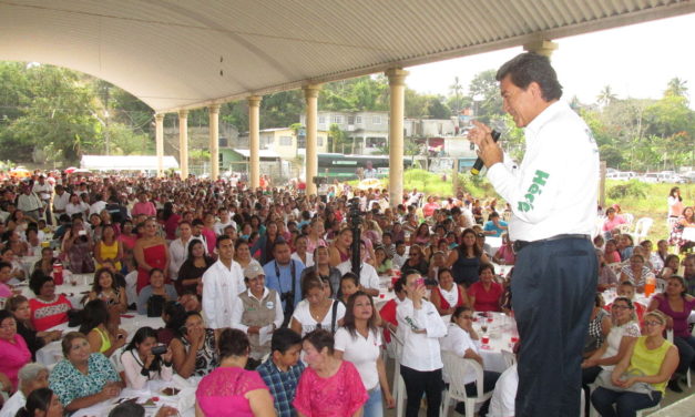 Miguel Ángel Yunes  al fondo de las encuestas; Héctor Yunes Landa.