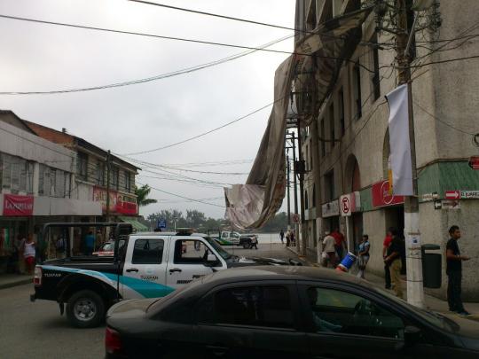 CAE LA MEGA-LONA DEL AYUNTAMIENTO TRAS EL POCO VIENTO QUE NOS TRAJO EL NORTE.