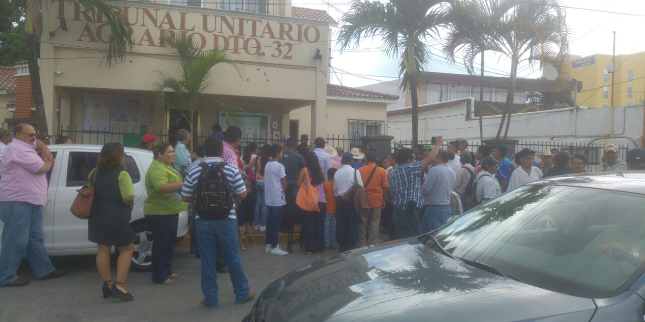 Ejidatarios se manifestaron frente al Tribunal Agrario