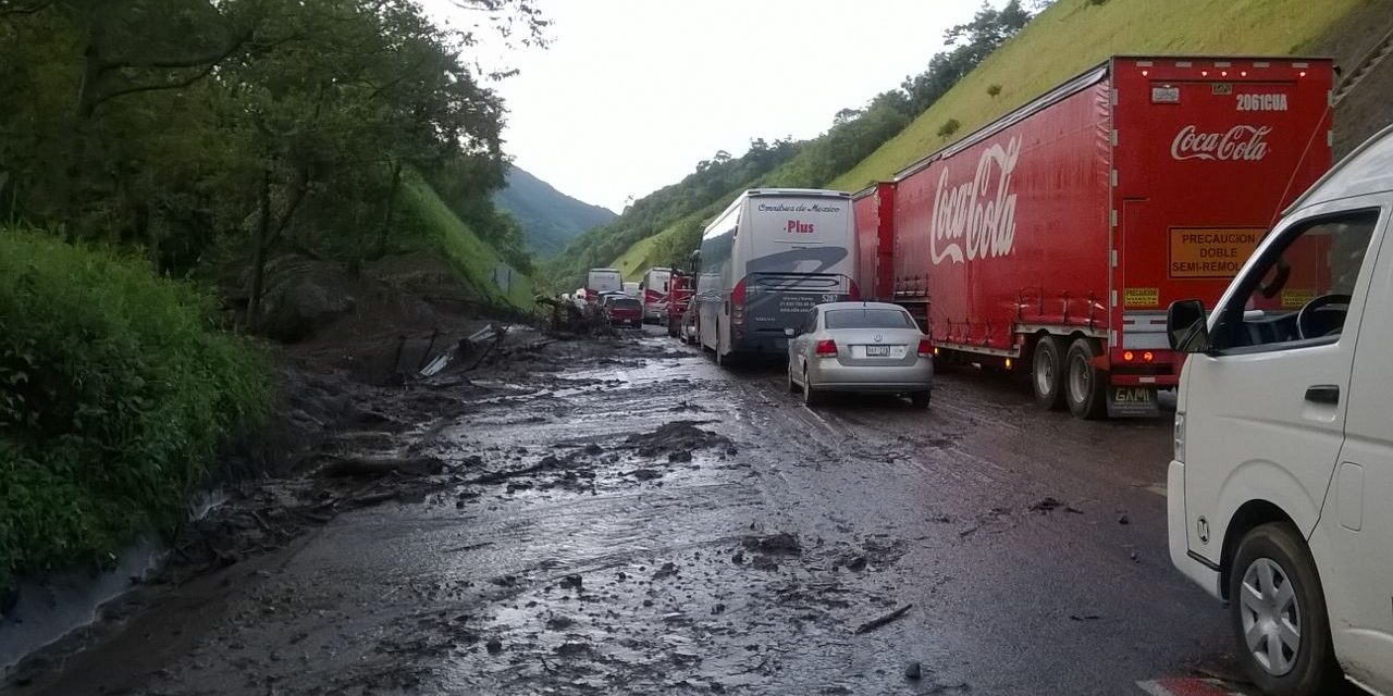 Deslaves ocasionaron suspensión de corridas autobuses