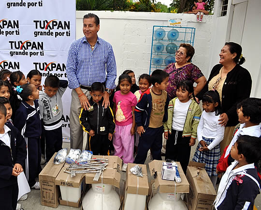 Entrega ASR computadoras y la rehabilitación de una nueva escuela en la comunidad de Alto Lucero en Tuxpan