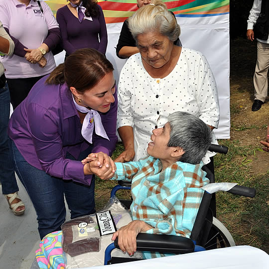 Entrega gobierno y DIF de Tuxpan apoyos invernales