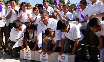 Continúa la construcción de más domos y entrega de apoyos a escuelas de Tuxpan