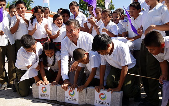 Continúa la construcción de más domos y entrega de apoyos a escuelas de Tuxpan