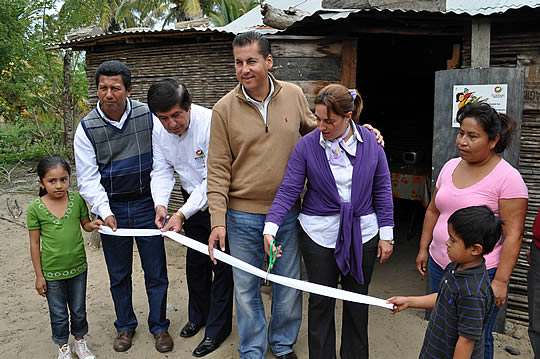 Entrega gobierno y DIF Tuxpan, pisos de cemento y bicicletas a habitantes del ejido Barra de Galindo
