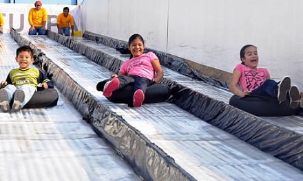 Más de 9 mil personas han disfrutado la pista de hielo en Tuxpan