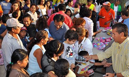 Entrega ASR 2 mil juguetes a niños y niñas de 17 colonias en Tuxpan
