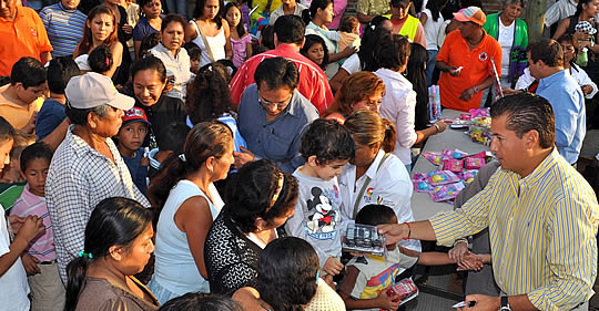 Entrega ASR 2 mil juguetes a niños y niñas de 17 colonias en Tuxpan