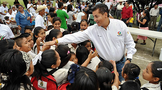 Llegan mas apoyos para viviendas dignas y para una educación de calidad a comunidades tuxpeñas