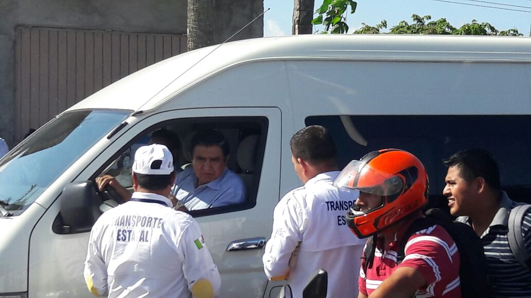 Taxistas se manifiestan en contra de particular