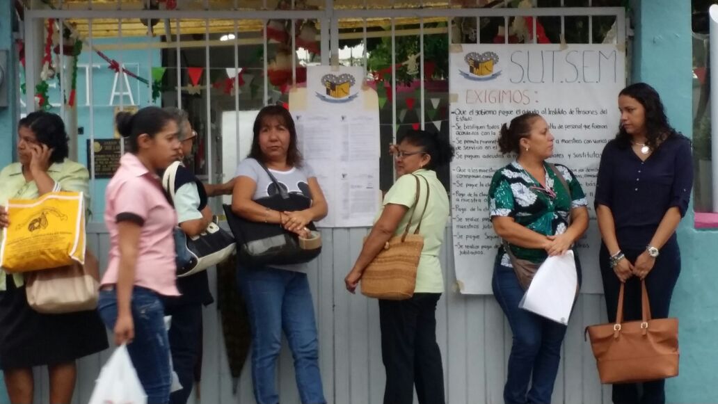 Mediante toma de planteles y bloqueos, docentes exigen a Gobierno Estatal saldar aduedos