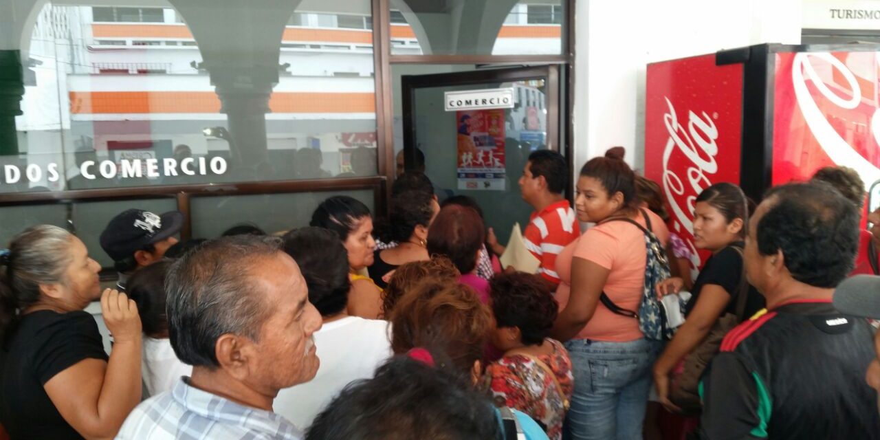 Se pelean por espacios en Plaza de Todos Santos