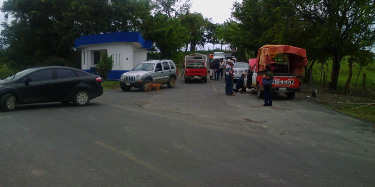 Campesinos bloquean paso a trabajadores de Mota Engil