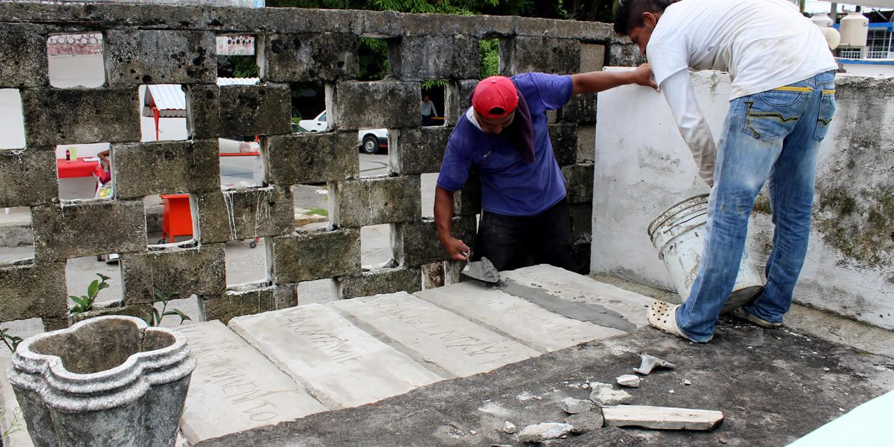 Ayuntamiento de Tuxpan Refuerzan Atención de los Panteones Municipales