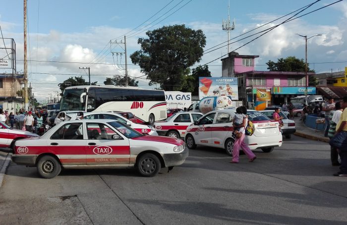 Taxistas bloquearon el Puente Tuxpan