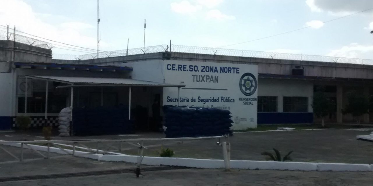 Integrantes del Colectivo Solecito acudieron al Cereso de Tuxpan en busca de sus familiares