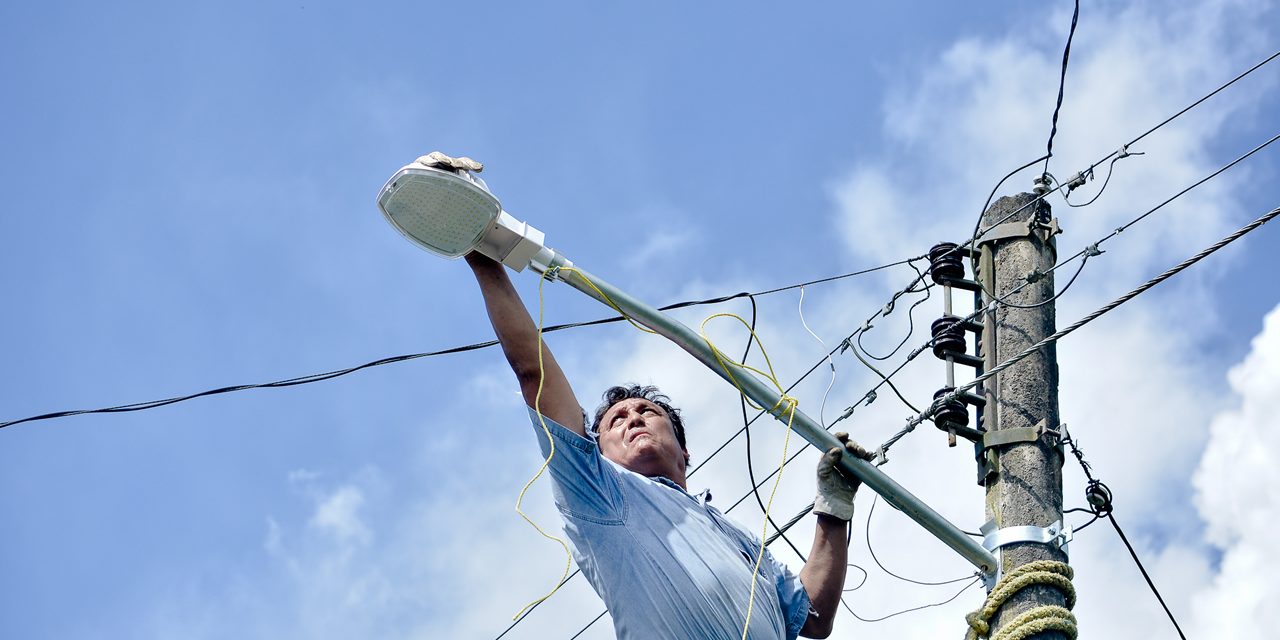 Ayuntamiento de Tuxpan y SUTERM 55 Abaten el Rezago de Luminarias