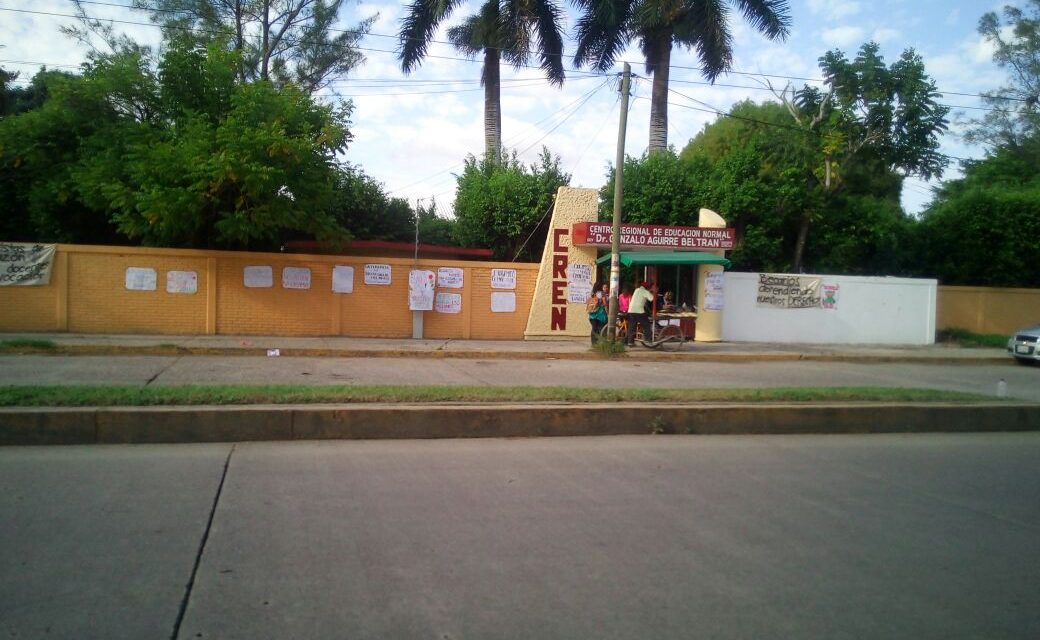 Normalistas exigen pago de becas