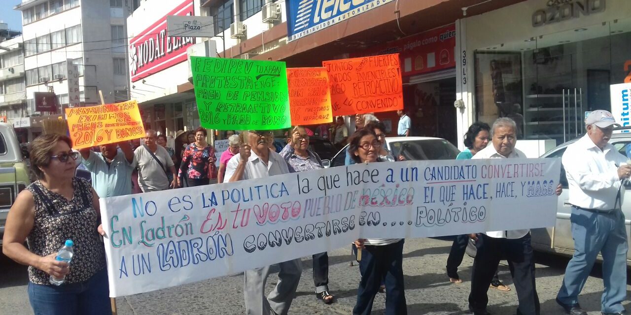 Se manifiestan integrantes del FEDIPEV, exigen pagos