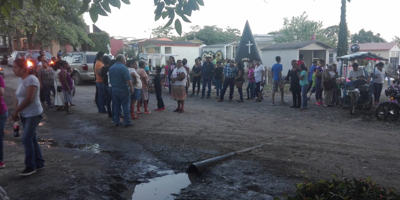 Panteones de Tuxpan lucieron abarrotados