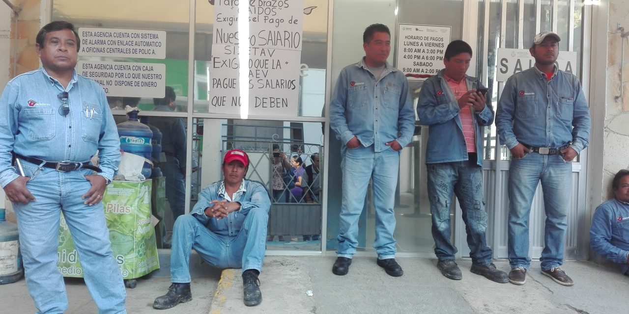 Se manifiestan trabajadores de la CAEV, suspenden servicio de agua