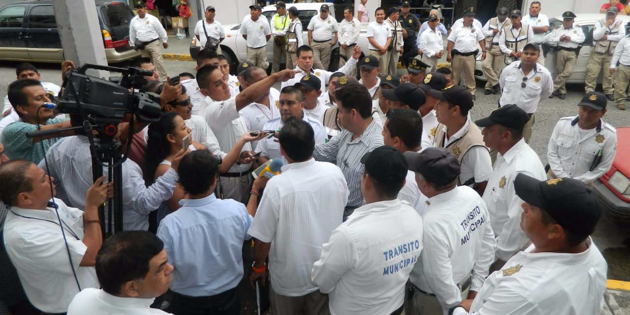 Elementos de Tránsito se manifiestan, exigen destitución de Oziel Santiago