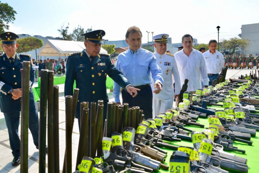 El Gobernador Yunes asiste a la ceremonia de destrucción de armamento decomisado por la SEDENA en Coatzacoalcos