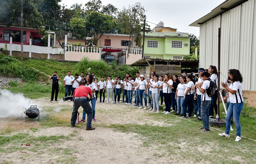 Bomberos y PC del Ayuntamiento de Tuxpan Brindan Capacitación a Estudiantes