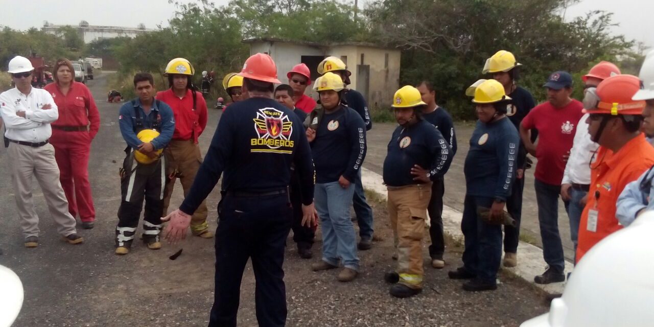 Capacitan a personal de Bomberos