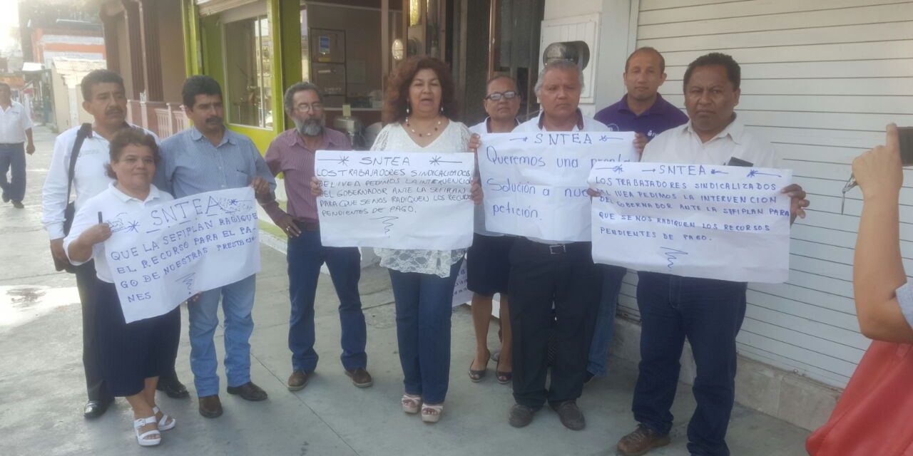 Se manifiesta personal del IVEA Tuxpan