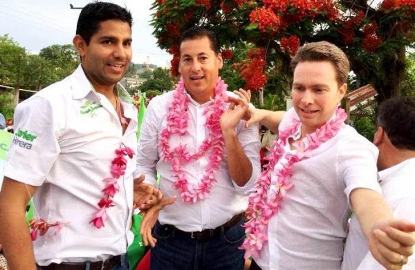 Los tres de la bella unión: rosa, clavel y botón