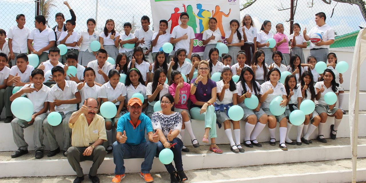 Lleva DIF Tuxpan brigada médica y asistencial a La Victoria