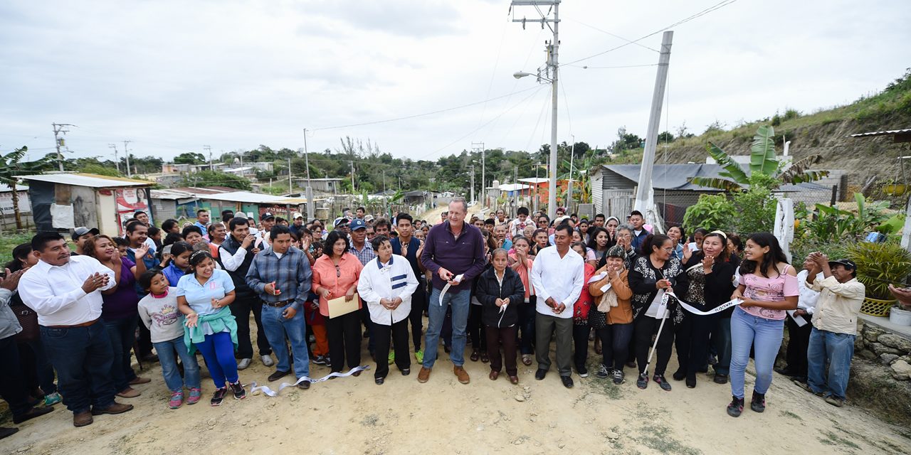 Raúl Ruiz Entrega Ampliación de Red Eléctrica en Colonia Cardenista
