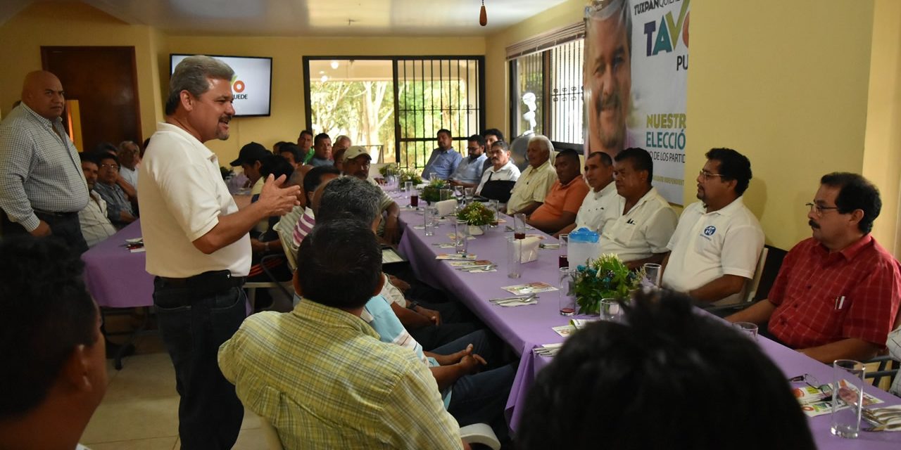 Se reune Tavo Greer con grupos de constructores, citricultores y deportistas.