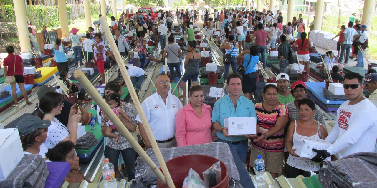 Entregan apoyos a familias damnificadas por el paso del FF#49