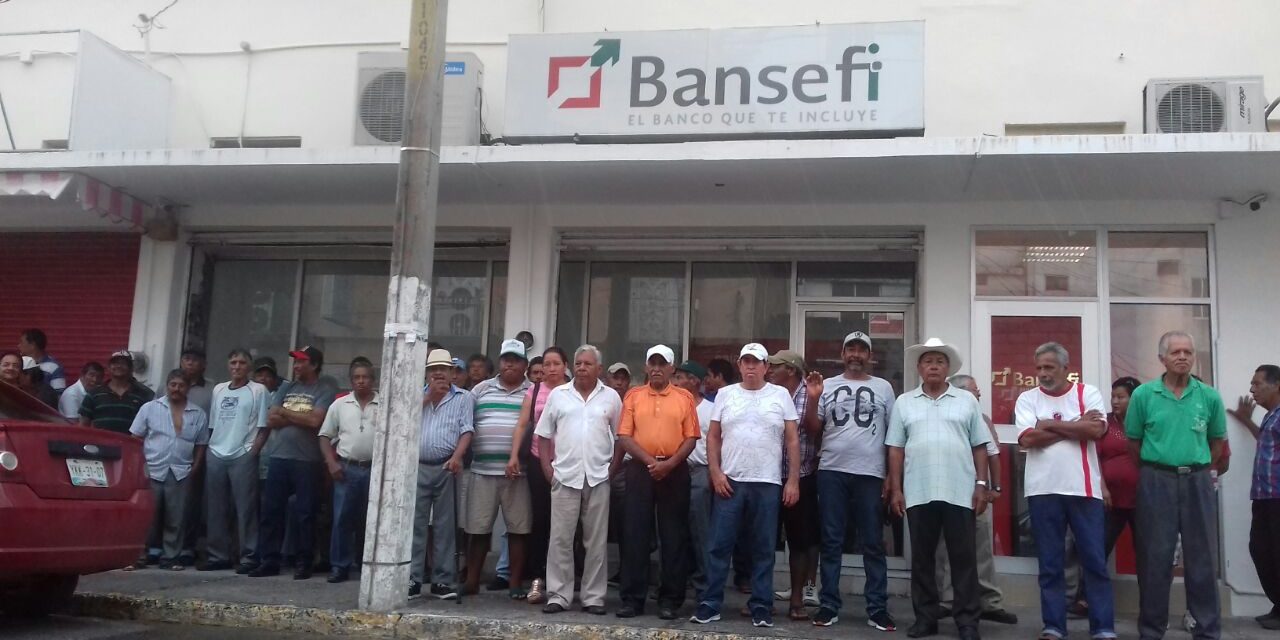 Banco retiene dinero a pescadores de Tuxpan