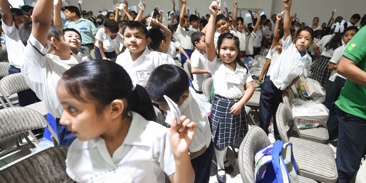 Con “Apadríname”, DIF Tuxpan benefició a 2 mil 360 alumnos en 4 años