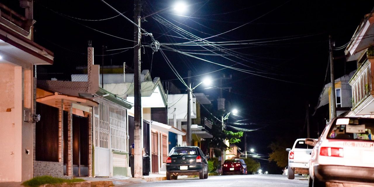 Avanza Colocación de Luminarias en Tuxpan: Raúl Ruiz