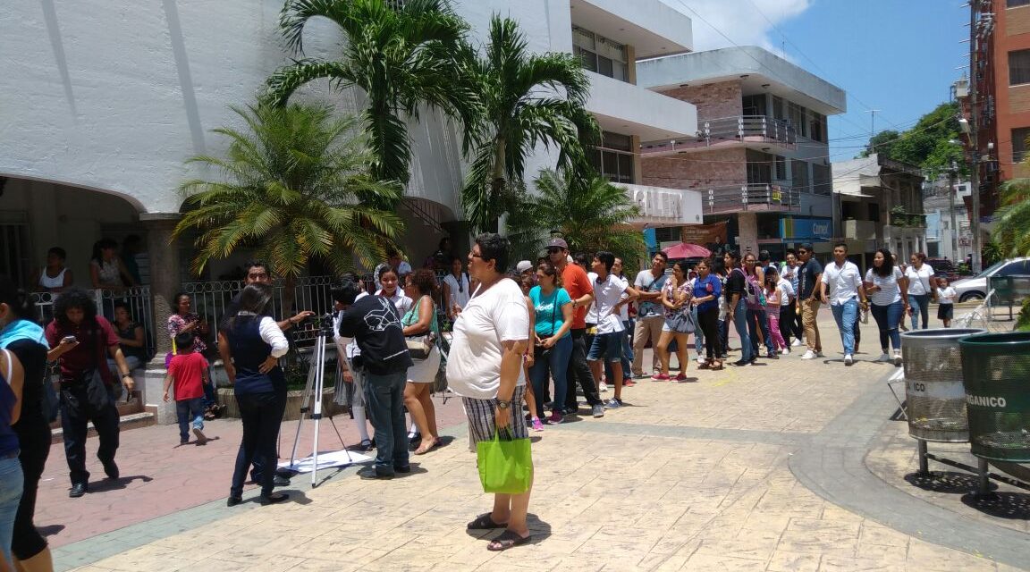 Tuxpeños observaron el Eclipse Solar