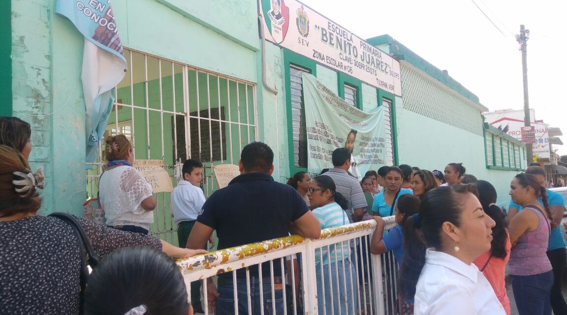 Exigen destitución de Subdirectora