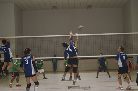 Avanza torneo de volibol varonil y femenil