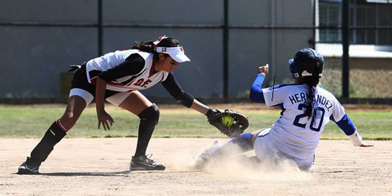 Llaman a mujeres a practicar el softbol