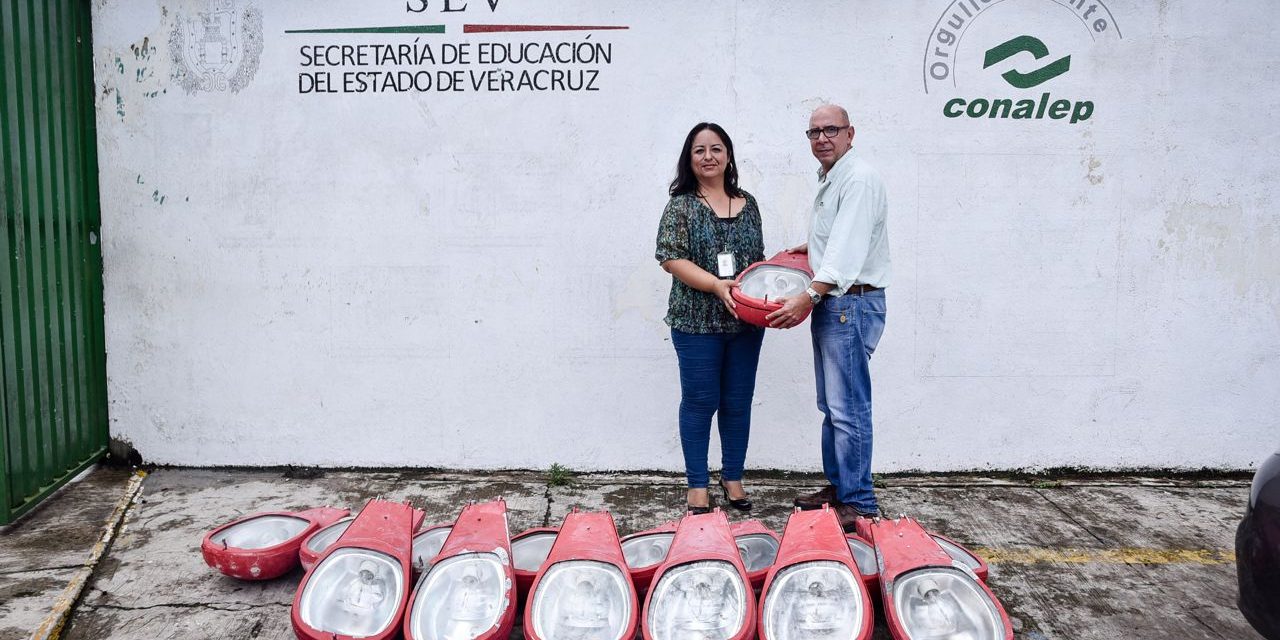 Gobierno Municipal Entrega Luminarias a Escuelas en Tuxpan