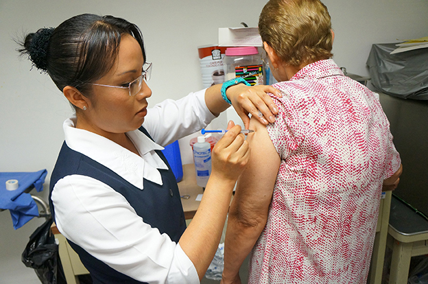Aplican vacuna contra influenza estacional