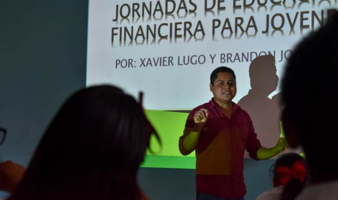 Imparten educación financiera a jóvenes del municipio